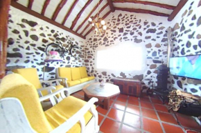 Adorable studio near Praia da Vitória with fireplace, 29 m²